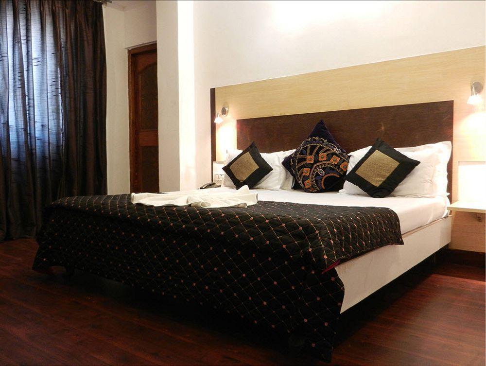 Fabhotel Prime Sarin Inn Heritage Varanasi Bagian luar foto
