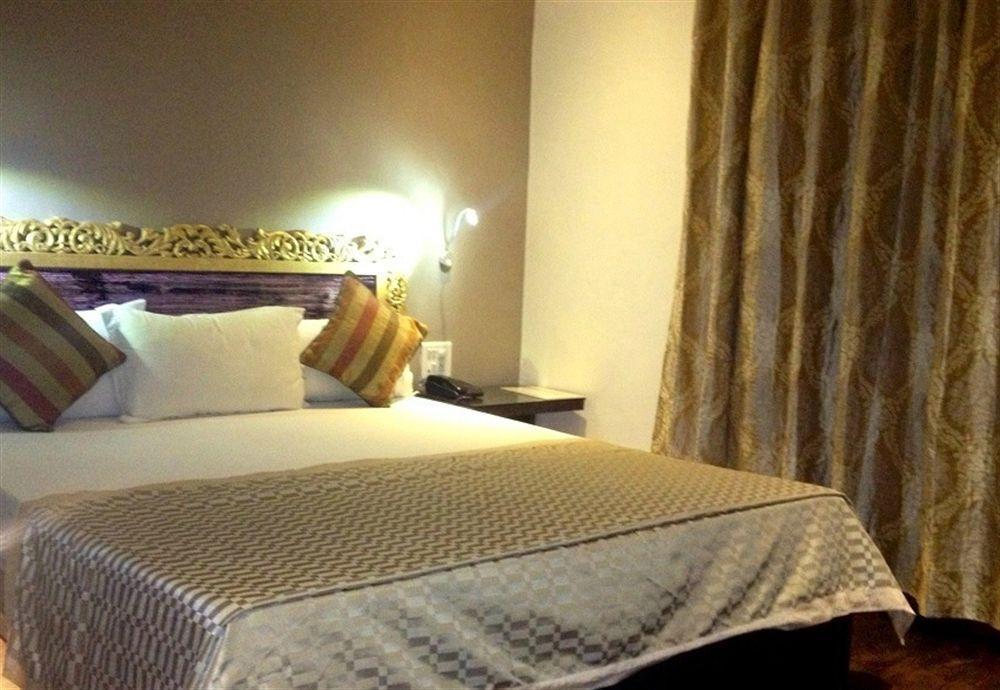 Fabhotel Prime Sarin Inn Heritage Varanasi Bagian luar foto