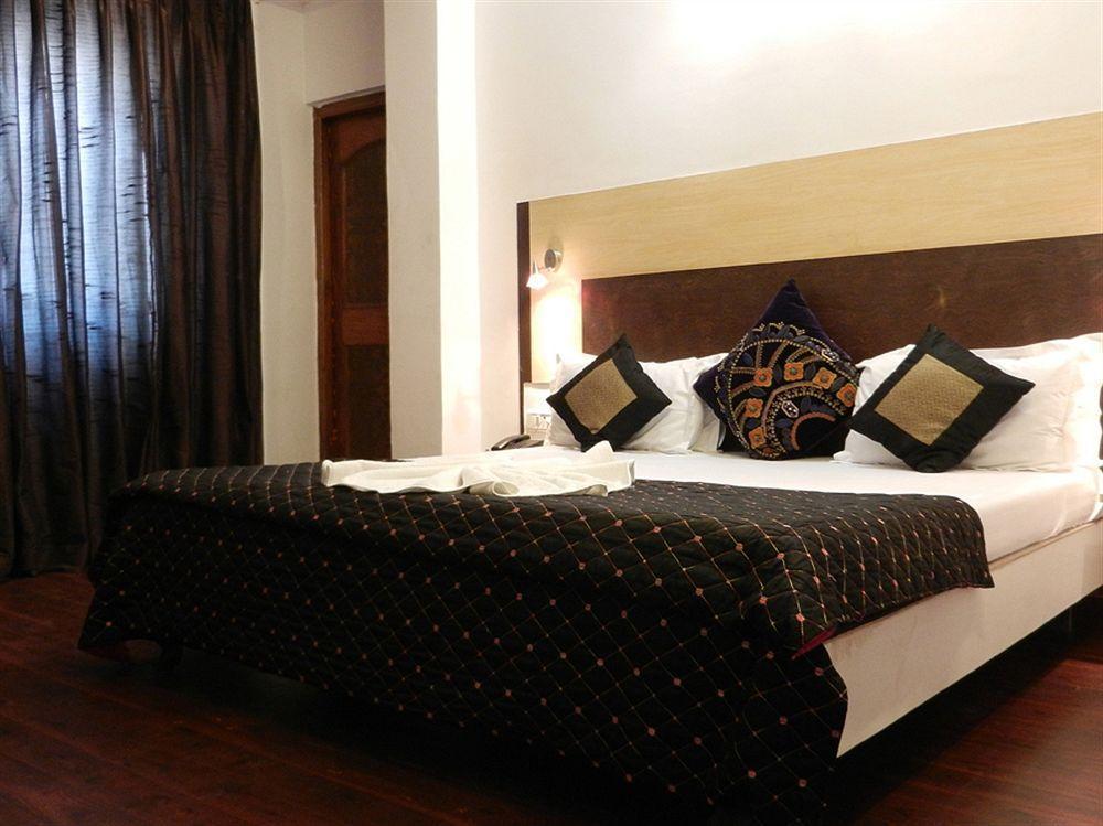 Fabhotel Prime Sarin Inn Heritage Varanasi Bagian luar foto