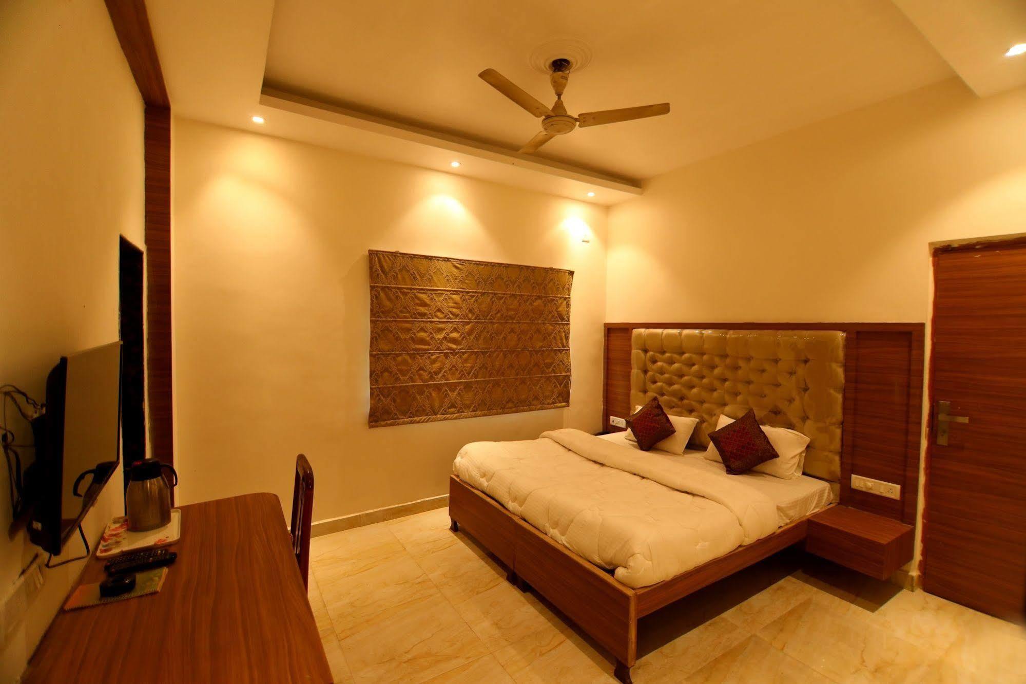 Fabhotel Prime Sarin Inn Heritage Varanasi Bagian luar foto
