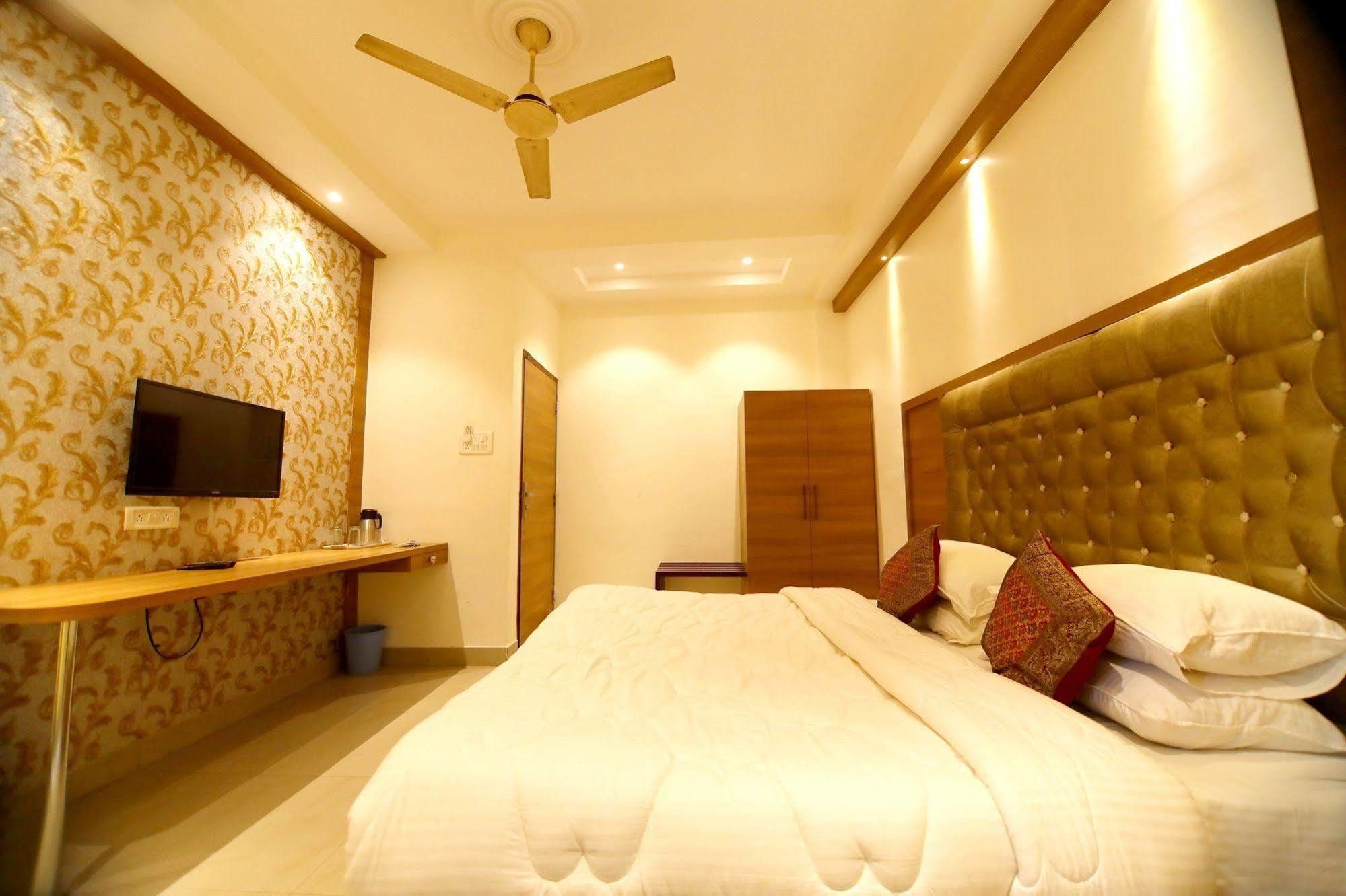 Fabhotel Prime Sarin Inn Heritage Varanasi Bagian luar foto