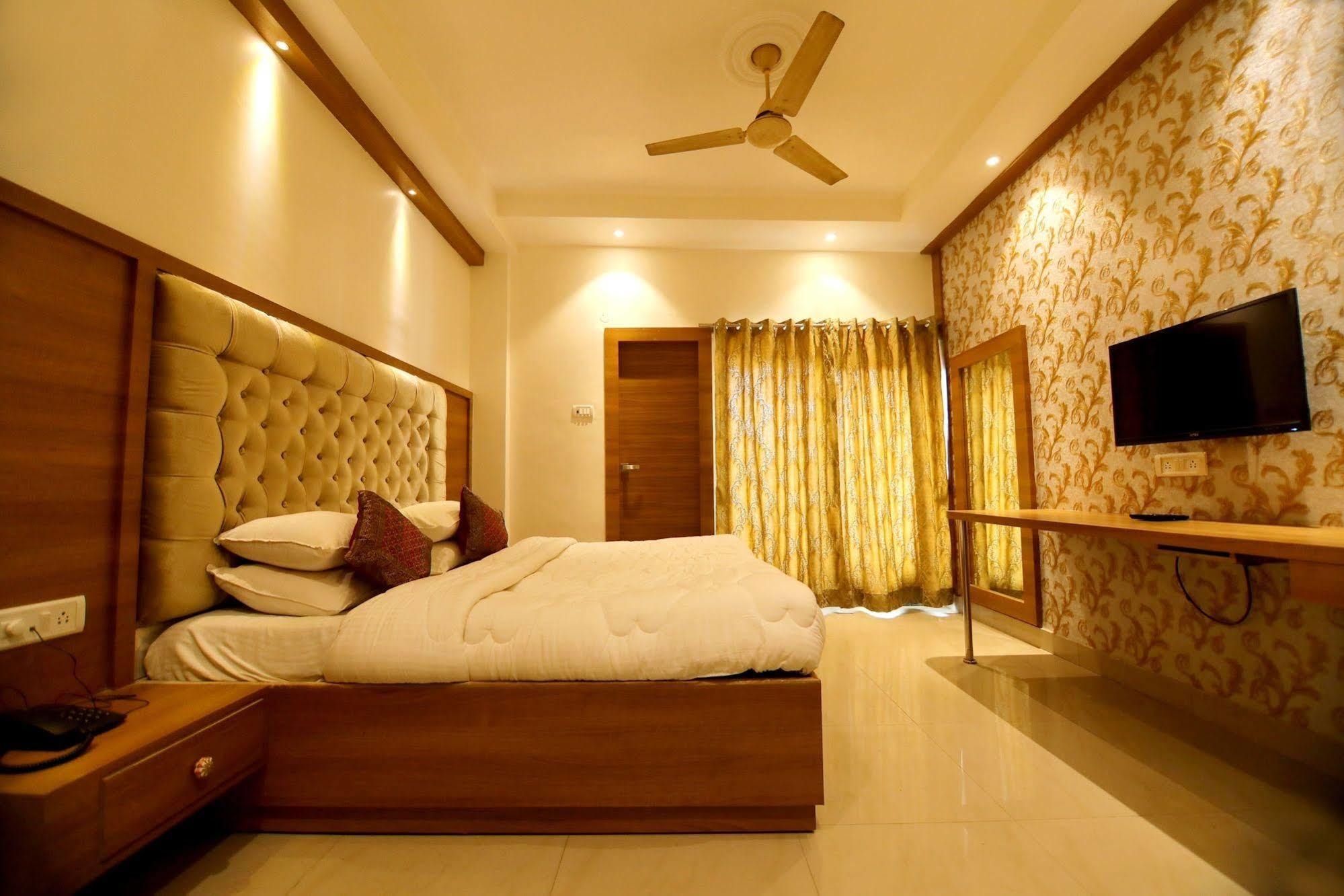 Fabhotel Prime Sarin Inn Heritage Varanasi Bagian luar foto