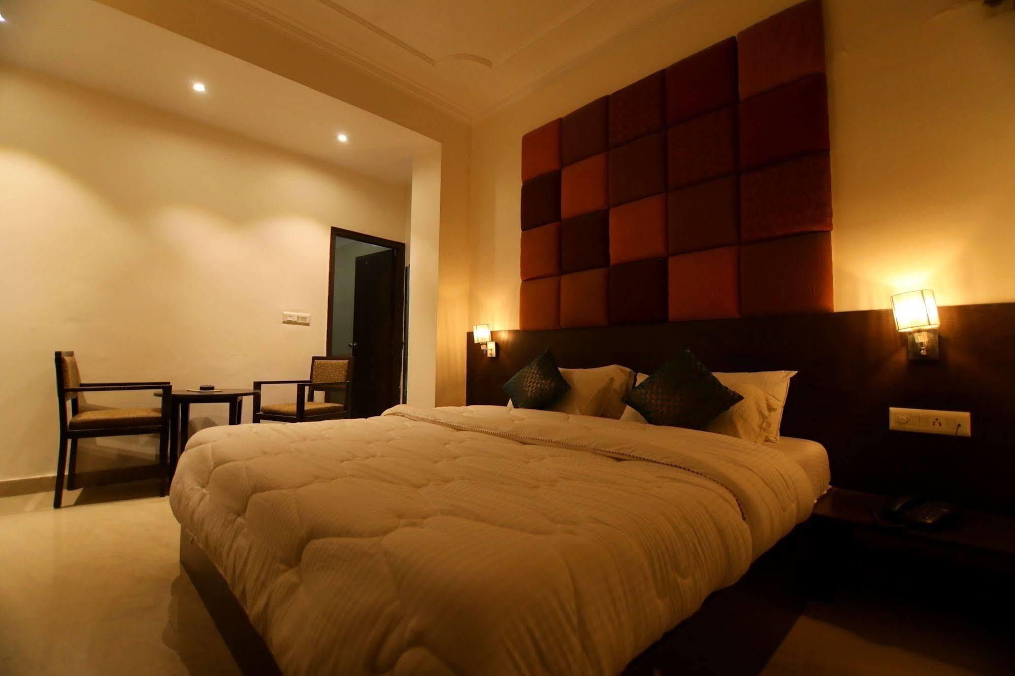 Fabhotel Prime Sarin Inn Heritage Varanasi Bagian luar foto