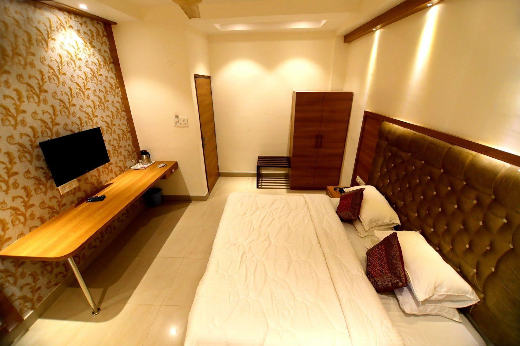 Fabhotel Prime Sarin Inn Heritage Varanasi Bagian luar foto
